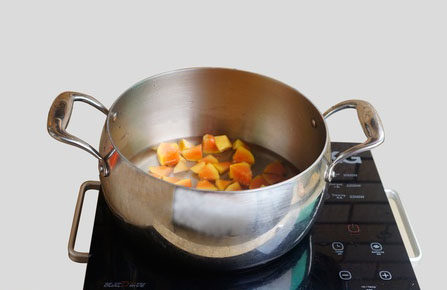 木瓜鲜奶汁,锅内倒入木瓜与一小碗清水煮开