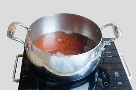 红豆沙糕,锅内加水加入泡好的红豆一起煮熟