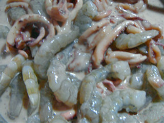 毛蒜鱿鱼烧草虾,放入洗净的生虾仁，蒸熟的鱿鱼须子，抓匀即可。