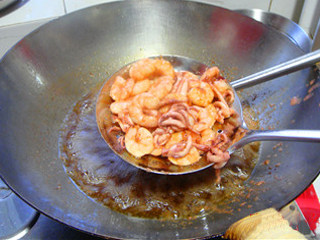 毛蒜鱿鱼烧草虾,再放入已经上浆的虾仁和鱿鱼须子滑油。