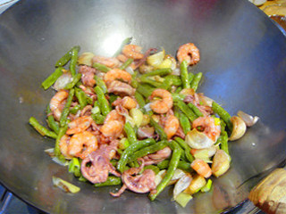 毛蒜鱿鱼烧草虾,再放入已经炸熟的虾仁和鱿鱼须子翻炒均匀。