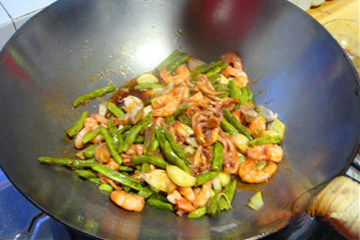 毛蒜鱿鱼烧草虾,将碗汁倒入锅中，炒匀即可。
