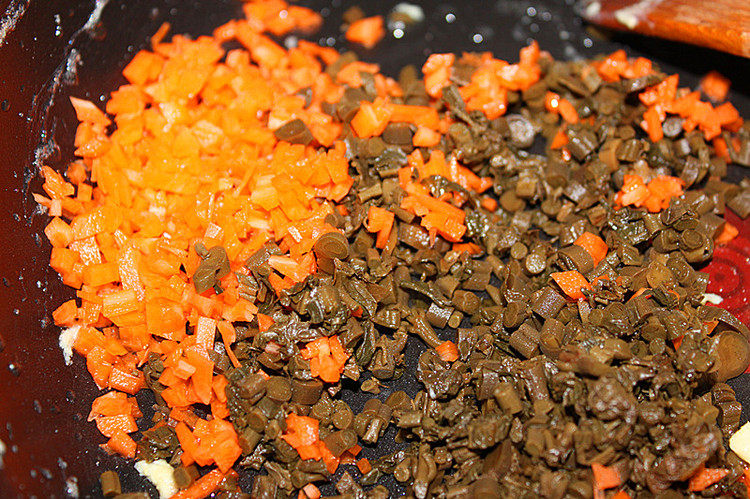 香椿蛋炒饭,少量橄榄油将香椿头和胡萝卜煸炒