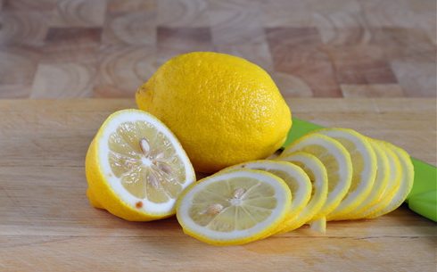 蜜渍柠檬,将柠檬带皮顶刀切成薄片，越薄越好；