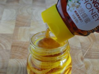 蜜渍柠檬,在玻璃瓶中铺一层柠檬、倒一层蜂蜜，直到瓶口，最顶层上面再铺一层蜂蜜，密封冷藏保存；——就这么简单！