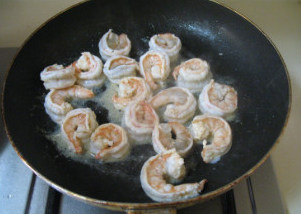 泰式菠萝虾球,锅里先放入少量油，放入大虾炒至变色盛出。