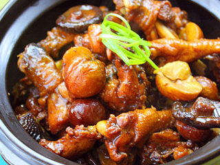 香菇栗子鸡煲,砂锅加热，（当然也可以直接在砂锅里煮）把烧好的鸡倒入，一道好吃喷喷香的香菇栗子鸡煲就做好了