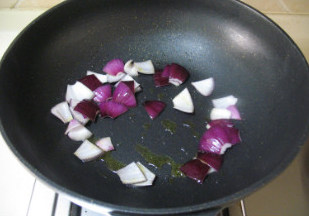 泰式菠萝虾球,炒锅烧热，放入适量油，放入洋葱炒软。
