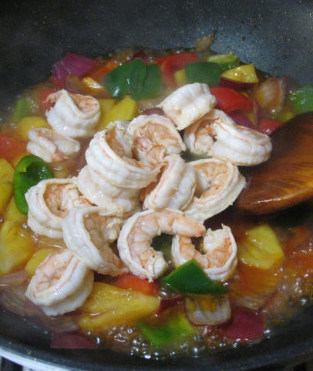 泰式菠萝虾球,放入煎过的虾翻炒均匀，即可出锅。