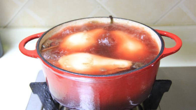 法式红酒炖梨,放入梨煮沸后转小火煮20分钟，煮到10分钟的时候把梨翻个面。20分钟后关火，晾凉后放入冰箱冷藏。让梨在红酒里浸泡24小时。