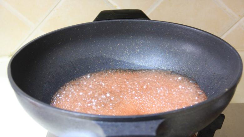 法式红酒炖梨,24小时后，红酒放入锅中大火煮至汤汁变得浓稠，浇在梨上，就可以吃啦！