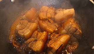 东坡肉,收汁收的差不多了就将肉块捞起，摆盘，浇上汁水，放在蒸锅上蒸1-2小时直到肉块酥烂即可。