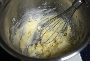 小松鼠饼干,黄油从冰箱取出室温软化。两份黄油软化后各自加入糖粉，搅打均匀。