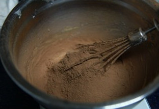 小松鼠饼干,筛入低粉（制作可可面团的黄油筛入低粉+可可粉）。