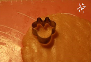 小松鼠饼干,取出后，擀成薄片。用松鼠模（小的）按压原味面片。