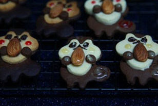 小松鼠饼干,最后，隔着热水融化一些黑、白、粉色巧克力，装入裱花袋，在松鼠上画出喜欢的表情即可。