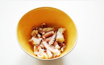 干煸鱿鱼,锅内烧开水，将鱿鱼放入焯一下，立刻捞出，略控表面水份。