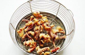 干煸鱿鱼,锅内放油，烧至7成热时放入鱿鱼爪，中小火炸至金黄，捞出控油。