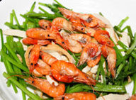 香芹豆干小河虾,芹菜和香干分别焯水成熟