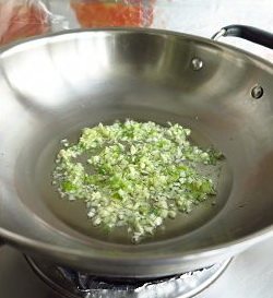 雁北玻璃蒸饺,锅中倒入适量油，油热后爆香葱花碎和蒜片。
