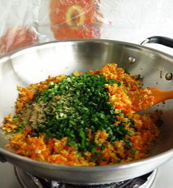雁北玻璃蒸饺,等锅中的萝卜放至温凉，放入切碎的韭菜。