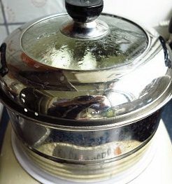 雁北玻璃蒸饺,蒸锅水开后，放入饺子坯，饺子坯之间要有一些间隔，蒸5-6分钟。蒸熟后要趁热吃。