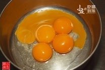 淡奶油蛋糕,鸡蛋分离蛋清与蛋黄。