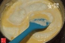 淡奶油蛋糕,取打发好的三分之一蛋白放入面糊中，用翻拌法搅拌。