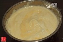 淡奶油蛋糕,搅拌好倒入剩下的蛋白中，用翻拌法翻拌均匀成蛋糕糊。