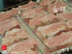 蒜香猪颈肉,取出腌制好的猪颈肉，摊放在烤架上。