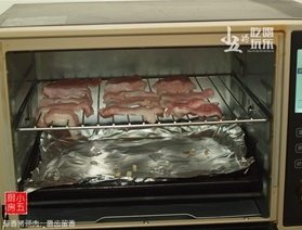 蒜香猪颈肉,烤箱预热210℃。