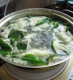 玉谷叶蘸片子,放入开水锅中，煮蘸片子时要小火煮，逐个将叶子蘸满面糊煮到锅中，一次煮大约20多片，捞出后继续完成剩余的。
