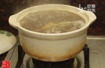 鸭汤云吞,砂锅煮开水，下鸭肉与生姜。