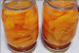 糖水黄桃,趁热装入干净的玻璃瓶内，倒扣排出空气。完全冷却后放冰箱保存