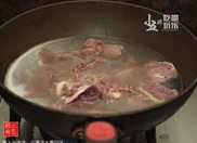 萝卜牛肉汤,冷水下锅，下牛肉煮开。