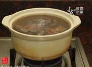 萝卜牛肉汤,砂锅煮开水，下牛肉。
