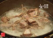 鲜霍斛水鸭汤,水鸭肉冷水下锅，煮开。