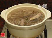 鲜霍斛水鸭汤,将水鸭肉与鲜霍斛放进砂锅，加入开水。