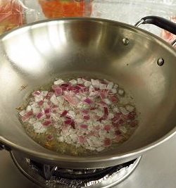 砂锅莜面鱼鱼,炒锅倒入适量油，放入洋葱碎煸香。