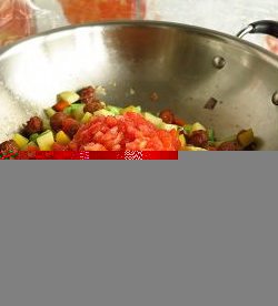 砂锅莜面鱼鱼,倒入切碎的番茄，翻炒几下。