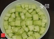 蟹柳沙拉,将黄瓜去皮去瓤，切小块，在加了盐的清水中浸泡10分钟。