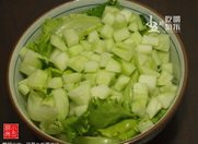 蟹柳沙拉,将黄瓜与生菜沥干水分，放进沙拉碗中。