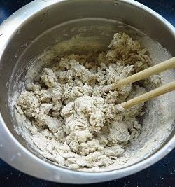 麻油炒莜面,迅速用筷子搅拌至没有干面粉。