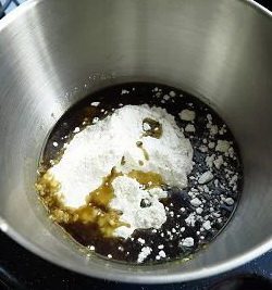 神池月饼,面粉入盆倒入泡好的花椒水和胡麻油。