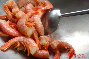 干烧阿根廷红虾,锅里不用放油，直接放入洗干净的红虾，炒干红虾身上的水汽，便于入味。