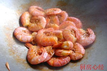 干烧阿根廷红虾,小火慢炒，红虾变干爽了，捞出备用。但锅中的虾油留在锅里待用。