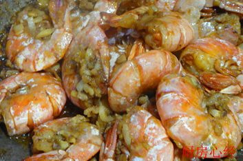 干烧阿根廷红虾,大约10分钟，锅中的汤汁收干，炒匀即可。