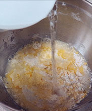 美味煎饼果子,面粉和玉米粉混合放入容器中，加水