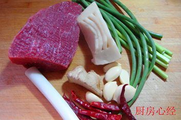 沙茶牛肉,准备好所有材料。牛肉部位的选取是关键，当地叫牛通脊或牛霖。