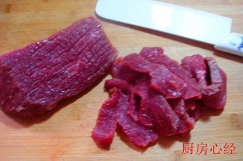 沙茶牛肉,牛肉一定要顶刀垂直于纤维的方向切断肉纤维，大约2-3毫米的厚度。